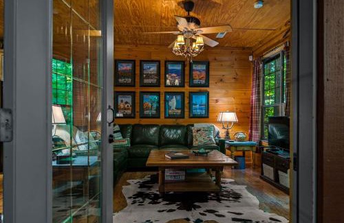 Townsend House | Dreamy Cabin & Outdoor Oasis! Mins to Nat'l Park!