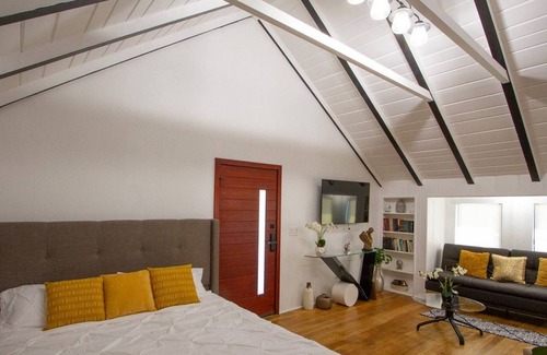 North Hollywood Villa | Dreamy Farmhouse in Studio City