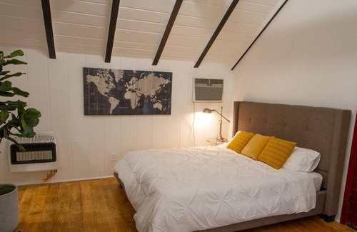 North Hollywood Villa | Dreamy Farmhouse in Studio City