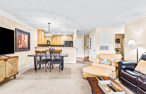 Calabash Condo | Dreamy lakefront escape on 18th fairway with pools, tennis, & elevator