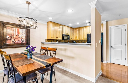 Calabash Condo | Dreamy lakefront escape on 18th fairway with pools, tennis, & elevator