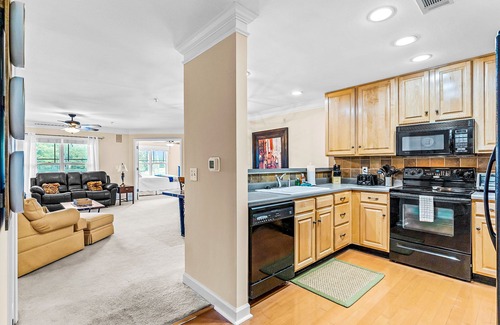 Calabash Condo | Dreamy lakefront escape on 18th fairway with pools, tennis, & elevator