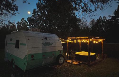 Huasca De Ocampo Apartment | Dreamy Retro RV with Jacuzzi