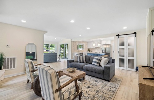 Friendsville House | Dreamy Skipping Stone Lake House