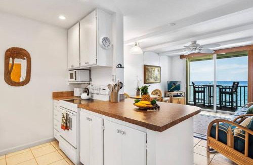 Kailua-Kona House | Dreamy True Oceanfront Condo - Hale Kona Kai 307 by Casago Kona