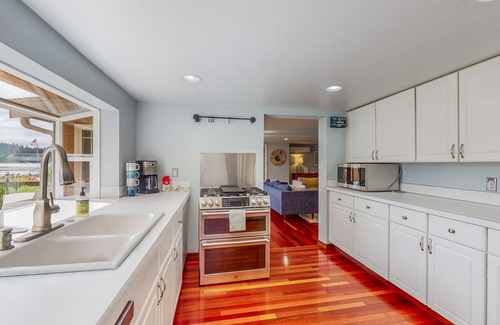 Burley House | Dreamy waterfront haven with beach, pond, trails, kayaks, hot tub & shuffleboard