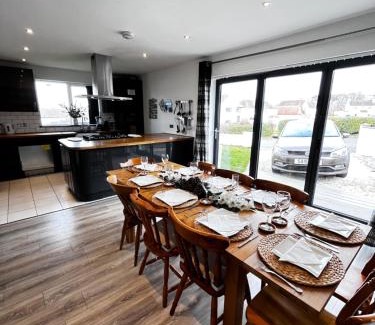 Colinton House | Dreghorn House 5 bedrooms,9 beds,3 toilets 2 showers,1 bath,2 reception Free Parking 233 mbp Wifi