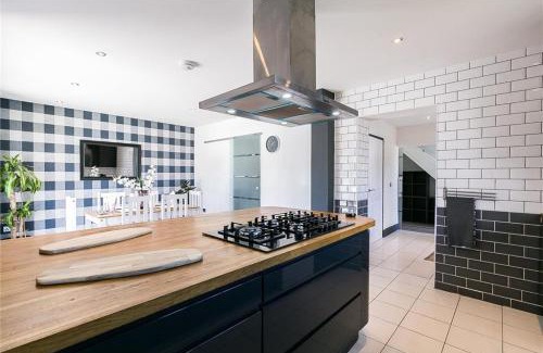 Colinton House | Dreghorn House 5 bedrooms,9 beds,3 toilets 2 showers,1 bath,2 reception Free Parking 233 mbp Wifi
