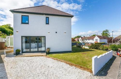 Colinton House | Dreghorn House 5 bedrooms,9 beds,3 toilets 2 showers,1 bath,2 reception Free Parking 233 mbp Wifi