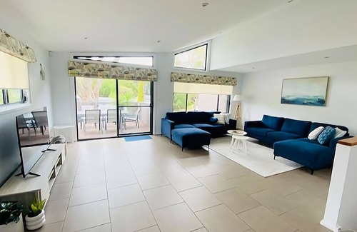 Broulee House | Drift at Broulee - Walk to the beach