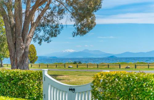 Waitahanui House | Drift at Five Mile Bay - Taupo