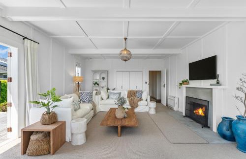 Waitahanui House | Drift at Five Mile Bay - Taupo