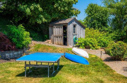 Geneva House | Drift Away Hot Tub Kayaks Lakefront & Games