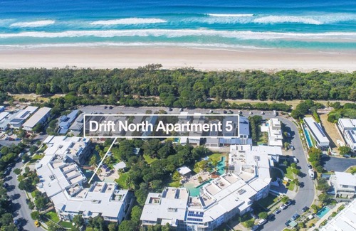 Casuarina Apartment | Drift North 5 - Deluxe swim up one becdroom
