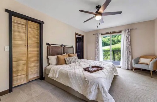 Kickapoo House | Driftless Cabin Getaway / HOT TUB / Sleeps 15