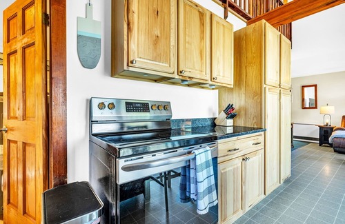 Belgrade Cottage | Driftwood Cottage with Cottages of Maine, Lake Great Pond, Dog Friendly, Kayaks