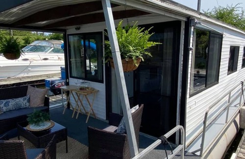 Sabula Boat Rental | "Driftwood" Cozy Houseboat on the Water for 2