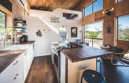 Dripping Springs Apartment | Driftwood Dream, Hill Country cabin w Loft & Light