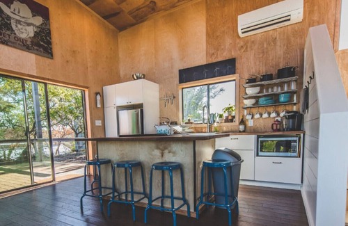 Dripping Springs Apartment | Driftwood Dream, Hill Country cabin w Loft & Light