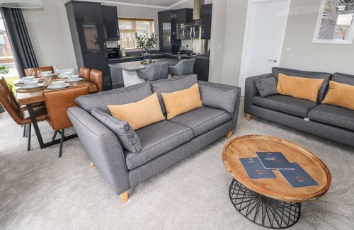 Hasguard Cross Cottage | DRIFTWOOD LODGE, pet friendly, with hot tub in Little Haven