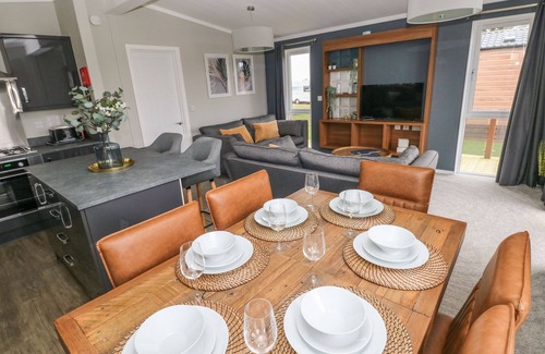 Hasguard Cross Cottage | DRIFTWOOD LODGE, pet friendly, with hot tub in Little Haven