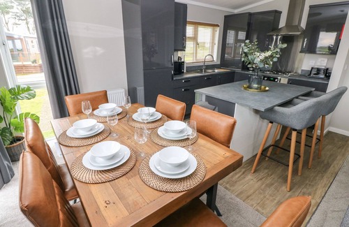 Hasguard Cross Cottage | DRIFTWOOD LODGE, pet friendly, with hot tub in Little Haven
