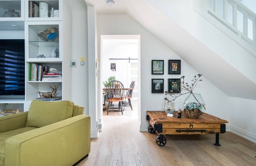 Collingwood House | Driftwood on 6th in Historic Downtown Collingwood/Pet Friendly