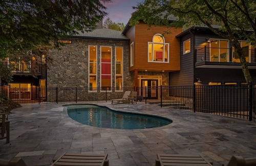 McCaysville Villa | Driftwood Rapids Villa - Modern Waterfront 6 BR Oasis with Private Pool