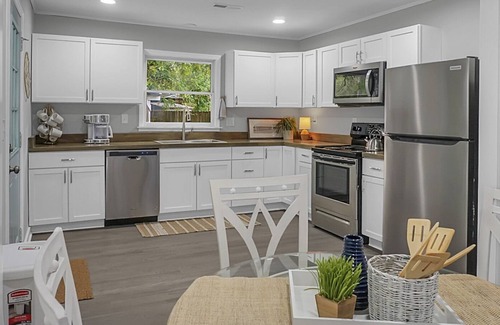 Hanahan House | “Drinks Out Back” Pet Friendly Recently Updated 12 min to downtown Charleston