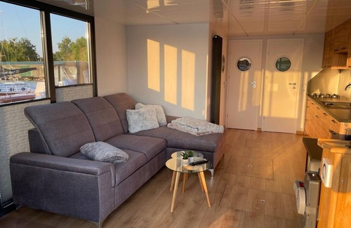 Muritz Boat Rental | Driving licence-free mobile houseboat "My Way" on the Mecklenburg Lake Plateau