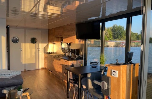 Muritz Boat Rental | Driving licence-free mobile houseboat "My Way" on the Mecklenburg Lake Plateau