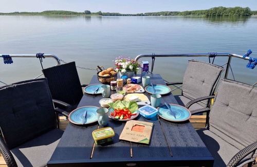 Muritz Boat Rental | Driving licence-free mobile houseboat "My Way" on the Mecklenburg Lake Plateau