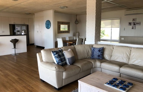 Dromana House | Dromana Bay Views Retreat