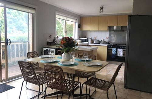 Dromana House | Dromana Seabreeze is a 3 minute drive to the beach and wineries