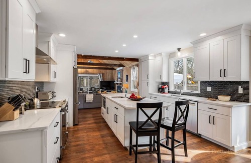 Cummaquid House | Dromo Landing: 133-Ba Picture Perfect Pool Property in a Quiet Cummaquid Neighborhood