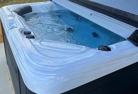 Dry Ridge House | Dry Ridge Retreat - Near Ark - with Hot Tub