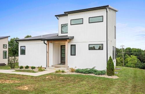 Dry Ridge House | Dry Ridge Retreat - Near Ark - with Hot Tub