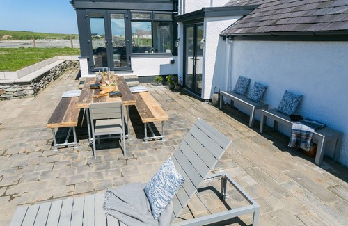 Llanfaethlu Cottage | Dryll y Gro - an on the beach that sleeps 11 guests in 5 bedrooms