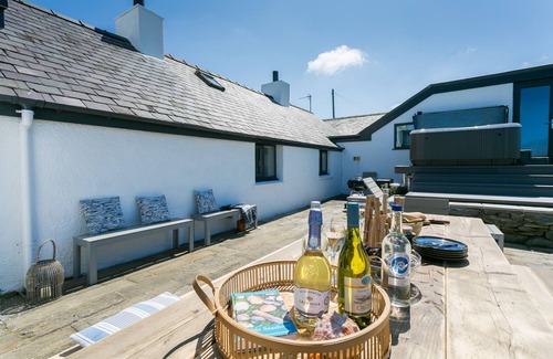 Llanfaethlu Cottage | Dryll y Gro - an on the beach that sleeps 11 guests in 5 bedrooms