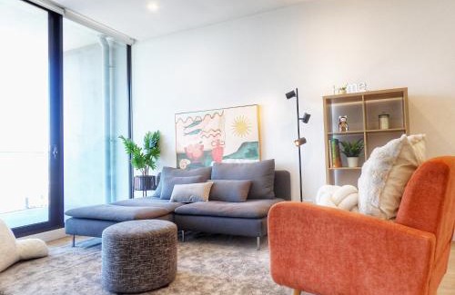 Carnegie Apartment | DS1002 - Modern 2BR APT with Balcony & City Views in Carnegie