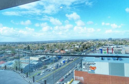 Carnegie Apartment | DS1002 - Modern 2BR APT with Balcony & City Views in Carnegie