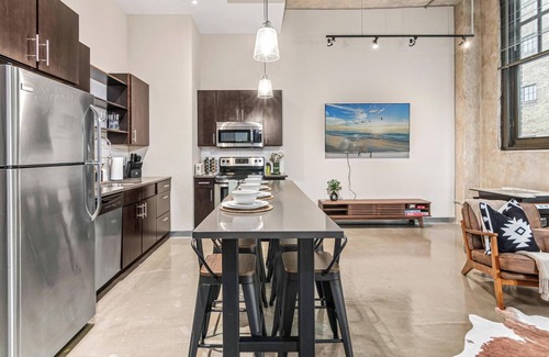Warehouse District Apartment | DT 2BD Steps from Target Field Gym Kitchen Laundry