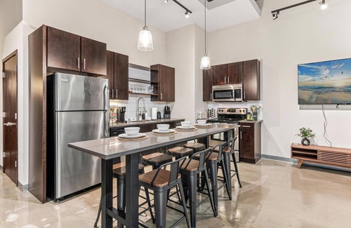 Warehouse District Apartment | DT 2BD Steps from Target Field Gym Kitchen Laundry