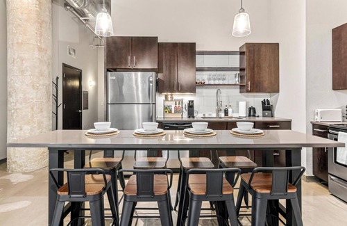 Warehouse District Apartment | DT 2BD Steps from Target Field Gym Kitchen Laundry