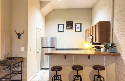 Old City Apartment | DT Old City, Stadium walkable, Sleeps 9