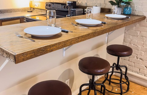 Old City Apartment | DT Old City, Stadium walkable, Sleeps 9