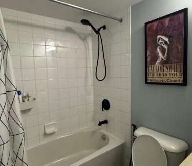 Junction Triangle House | DT Townhome 1BR steps to transit
