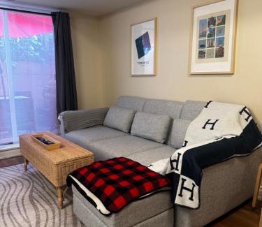 Junction Triangle House | DT Townhome 1BR steps to transit