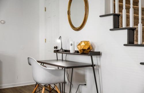 Downtown Apartment | DTPrivacy*KidsFriendly*PetFriendly*300M*Walkable