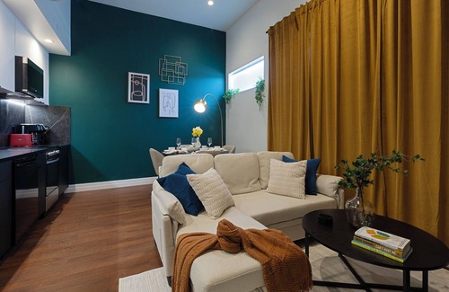 Downtown Apartment | DTWN I Near Yale I King Beds I Free Parking I Gym I Free Coffee I Pets Welcome!